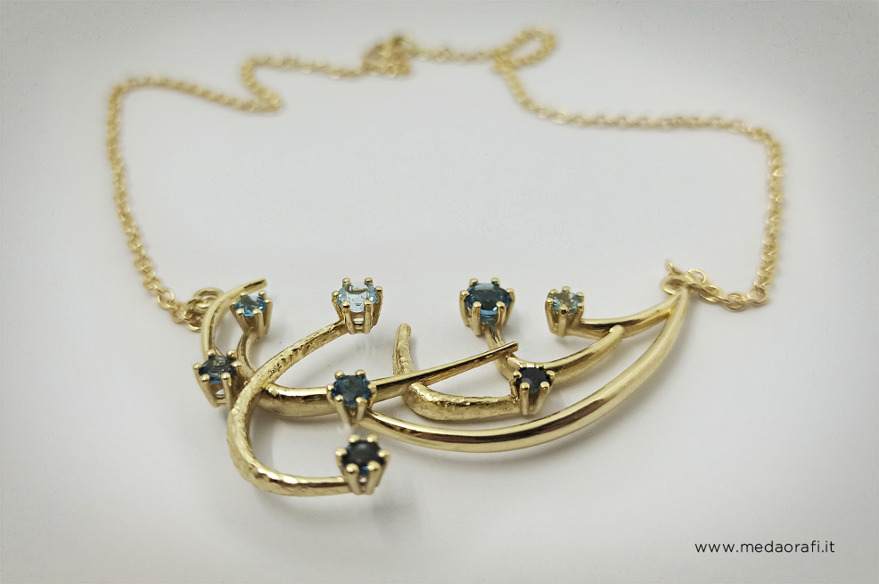 Girocollo in oro giallo e pietre semipreziose blu