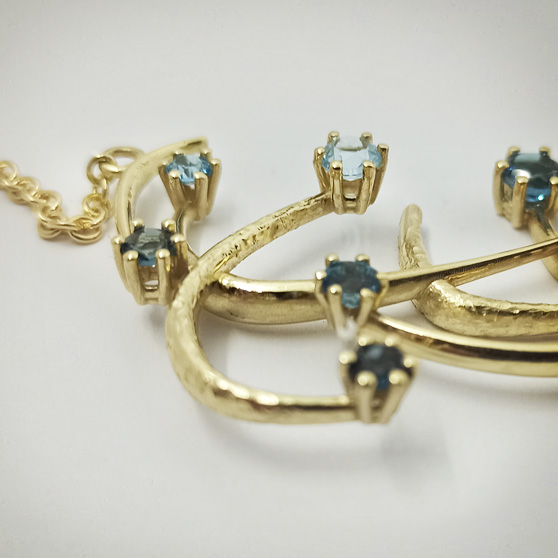 Collana in oro giallo e pietre semipreziose, dettaglio dei castoni