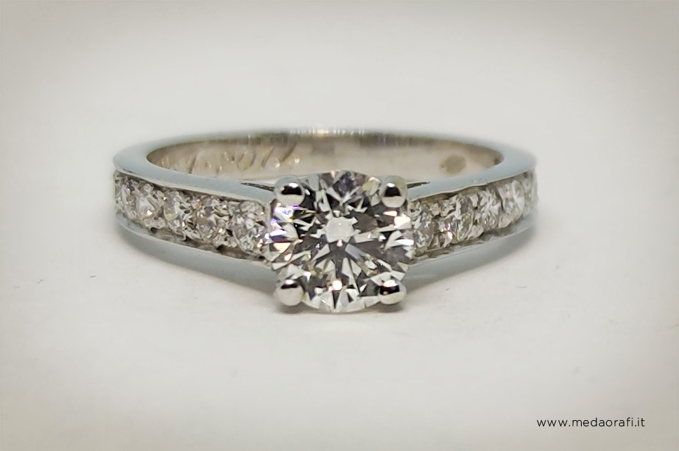 Anello di fidanzamento in oro bianco e diamanti Meda Orafi