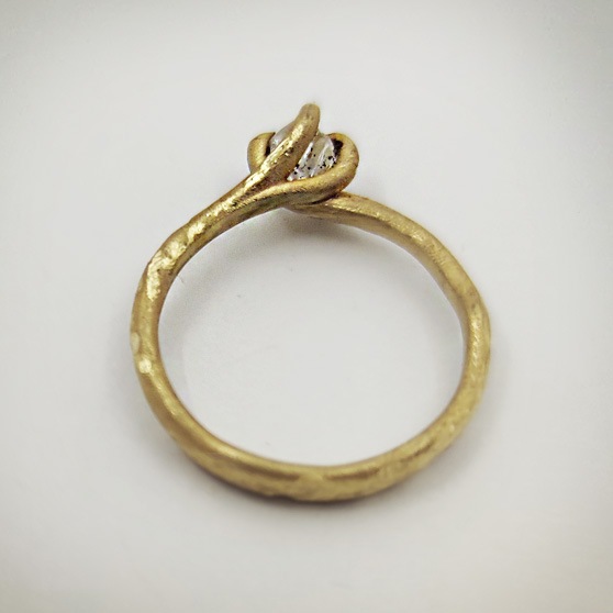 Anello in oro grezzo con castone e diamante grezzo