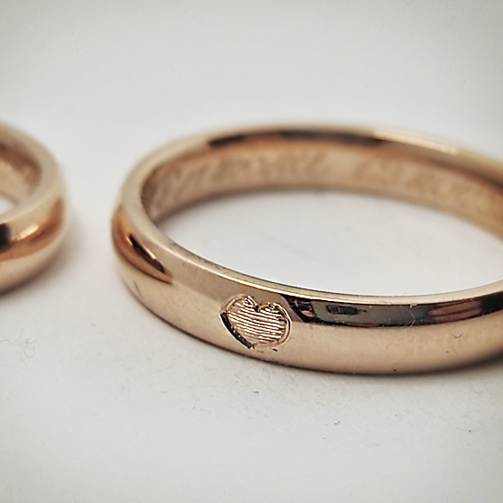 Il dettaglio del cuore inciso a bulino nell'oro rosa 18kt