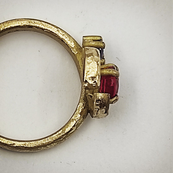 Anello artigianale in oro 18 kt con rubino e zaffiri visto dall'alto