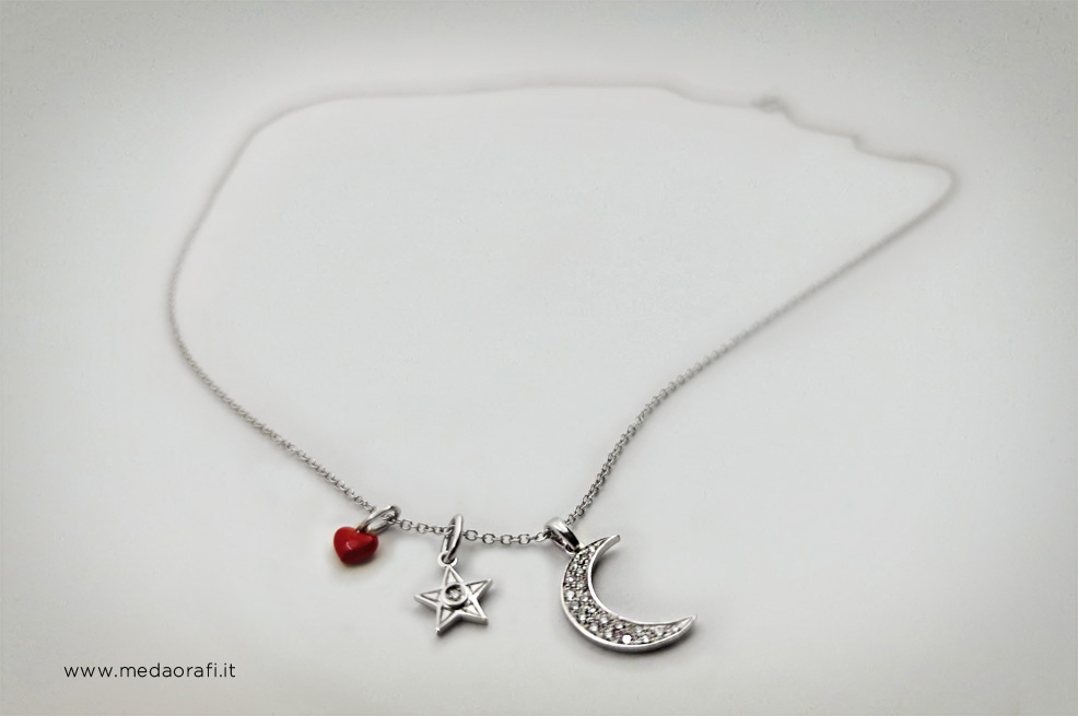 Catenina in oro bianco con pendenti a forma di cuore, stella e luna con brillanti