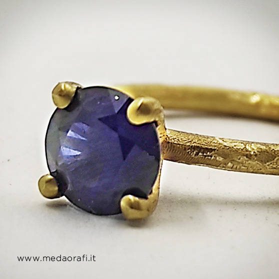 Anello Minimal in oro grezzo, dettaglio delle griffes e dello zaffiro