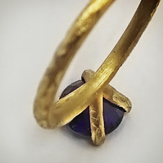 Anello Minimal dettaglio del castone e delle griffes