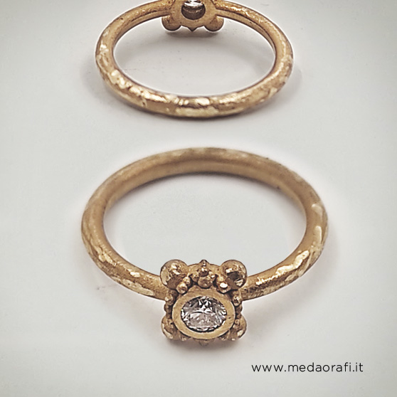 Doppia vista di un anello con il gambo martellato