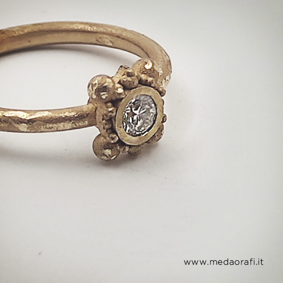 Anello solitario in oro giallo, dettaglio del castone con elementi sferici vintage