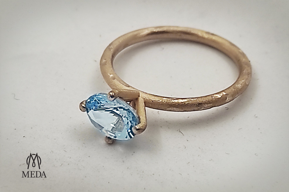 Anello della collezione Meda Orafi, modello Minimal con acqumarina