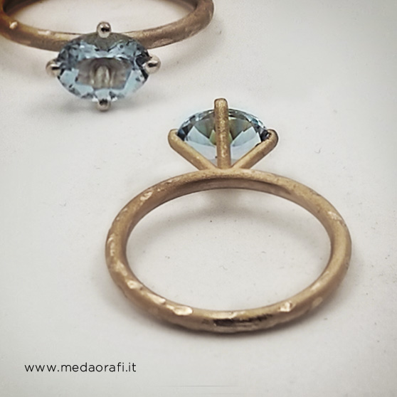 Anello MInimla in oro grezzo con acquamarina, il castone visto da davanti e dietro