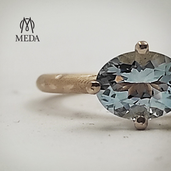 Collezione Meda Orafi, anello in oro grezzo con acquamarina