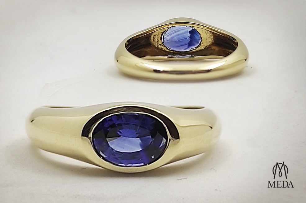 Anello artigianale in oro, con zaffiro blu orizzontale, foto frontale e del retro del castone
