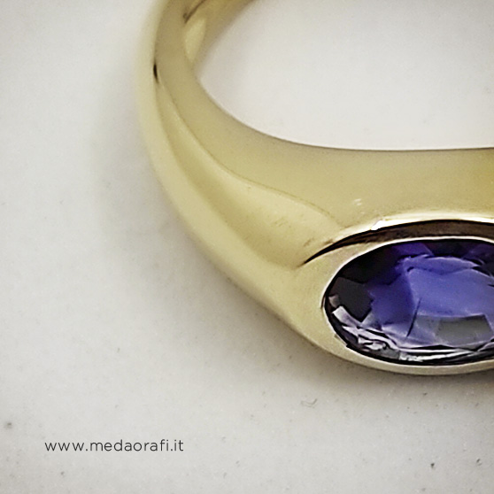 Anello artigianale in oro con zaffiro blu orizzontale, foto dettaglio dello zaffiro
