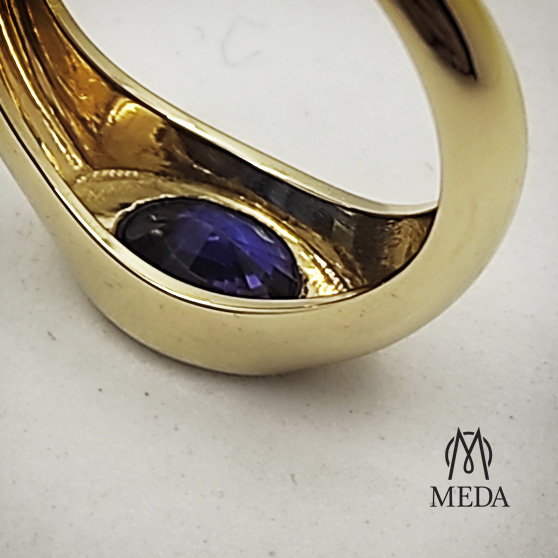 Anello artigianale in oro con zaffiro blu orizzontale, foto dettaglio dell'interno del castone