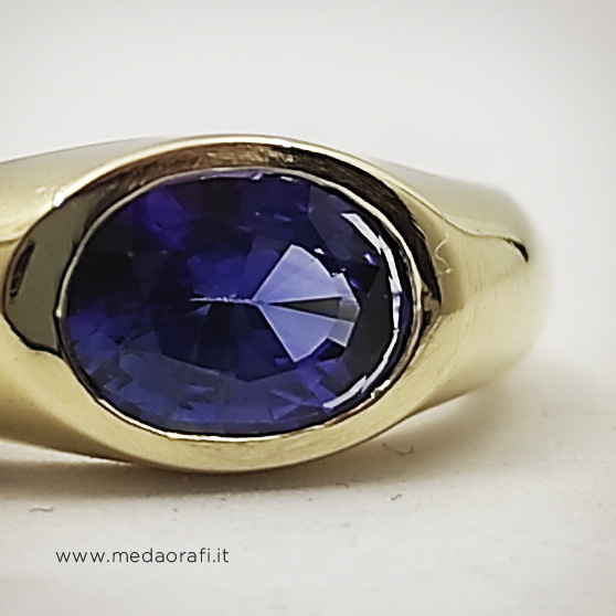 I riflessi affascinanti di uno zaffiro blu