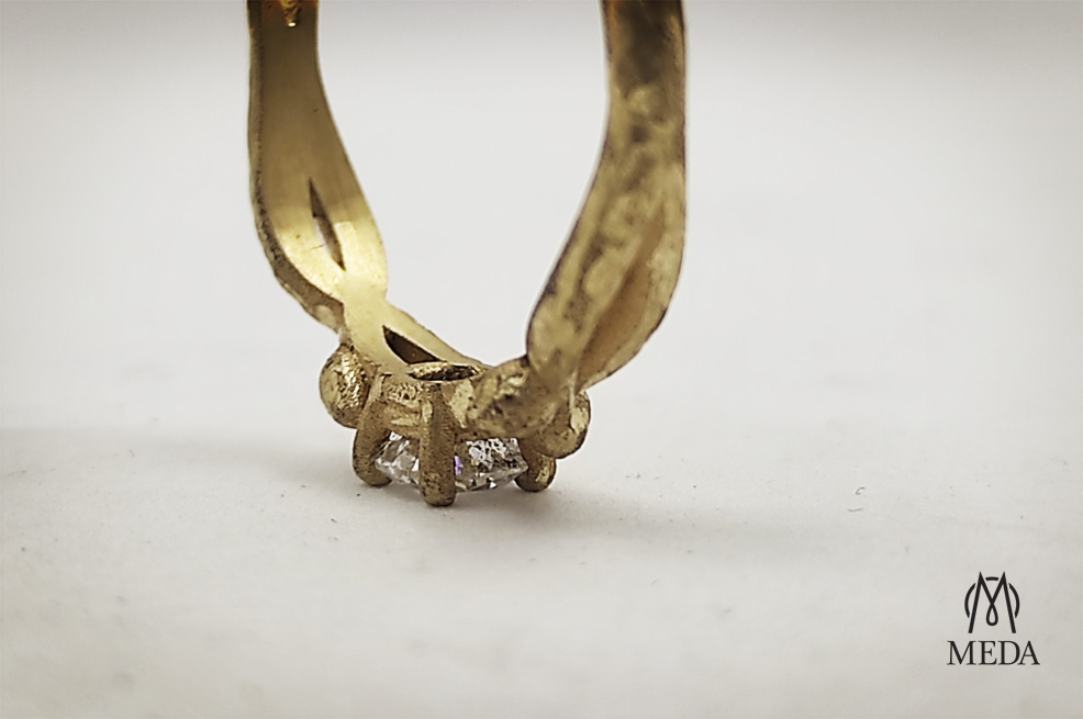 Anello Edera in oro giallo e diamante, dettaglio del castone