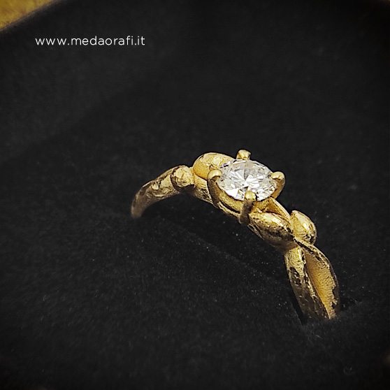 Anello artigianale di fidanzamento floreale dentro l'astuccio in velluto nero