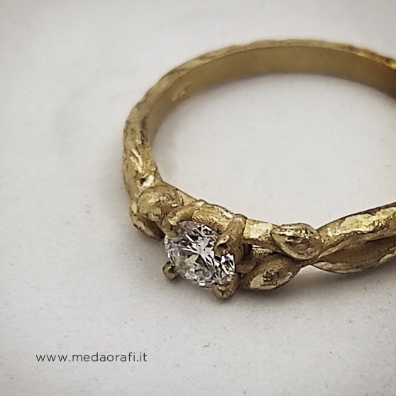 Anello artigianale di fidanzamento, modello floreale