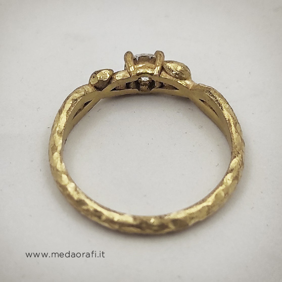 Anello artigianale di fidanzamento floreale, la forma del gambo