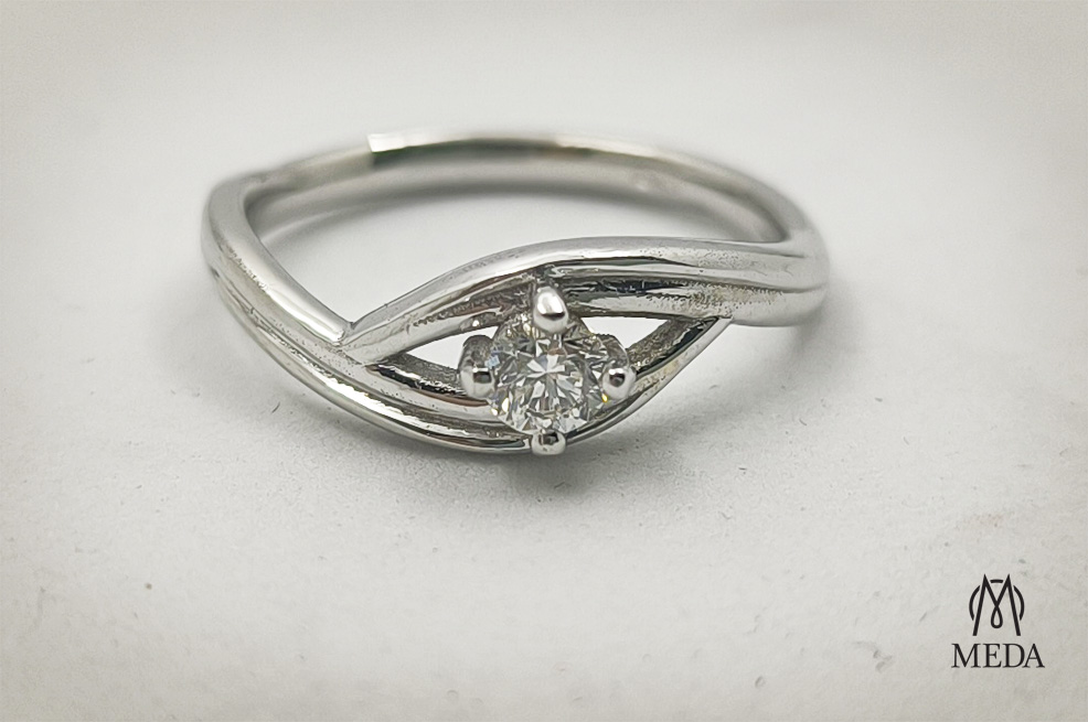 Anello di fidanzamento su disegno in oro bianco e diamante