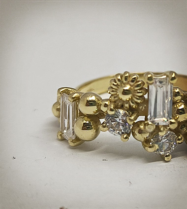 Anello artigianale con rosette e diamanti taglio baguettes
