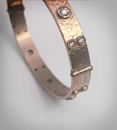 Bangle con chiusura e cerniera, in oro e diamanti